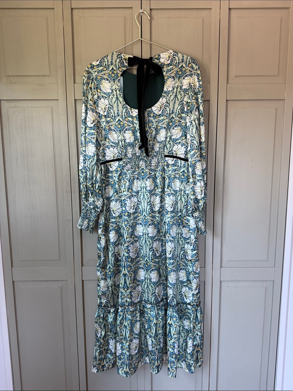 Hope and Ivy Green Floral Long-Sleeve Maxi Dress with Bow Detail - Picture 7 of 7